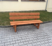 3/2017 - Námi vyrobené lavičky před budovou DPS