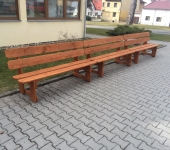 3/2017 - Námi vyrobené lavičky před budovou DPS